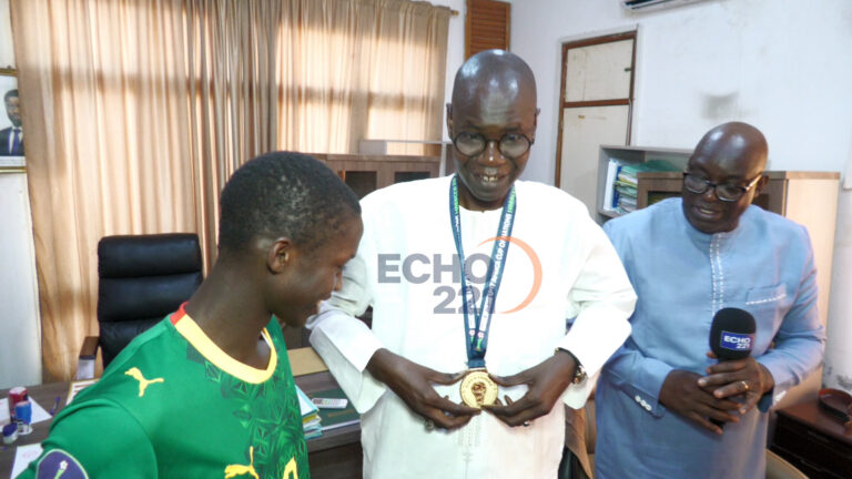 [Exclusivité] Sangalkam : Le nouveau sous-préfet Abdoulaye Kharma reçoit le champion d’Afrique U17 Lamine Mbengue