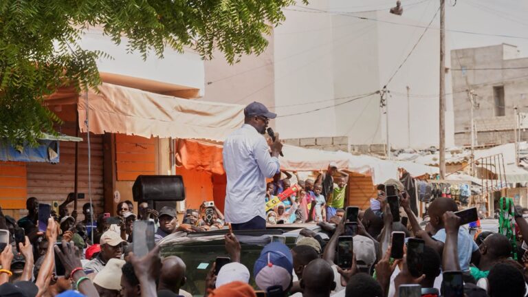 Bargny : Une foule en liesse accueille Ousmane Sonko lors de sa visite des points de vente des cartes de membre de Pastef