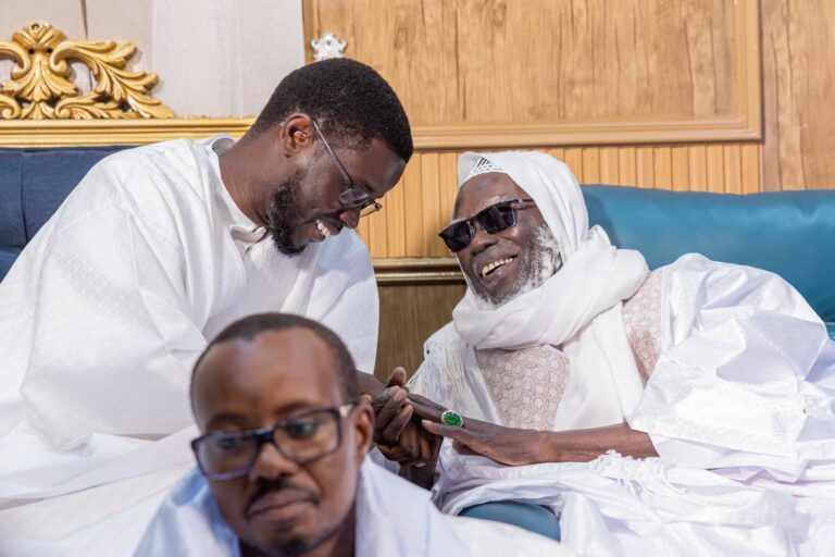 Visite officielle à Touba : Bassirou Diomaye Faye promet de grands chantiers et reçoit la bénédiction du Khalife général des mourides