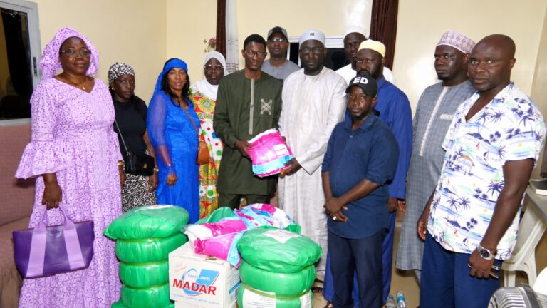 Tivaouane Peulh–Niague : Alassane Tall fait don de moustiquaires et de kits d’hygiène aux daaras