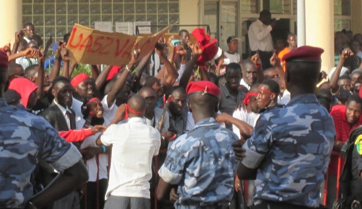 Cité CDC Bambilor : villas non livrées, travaux en retard, des acquéreurs descendent dans la rue pour exiger des réponses